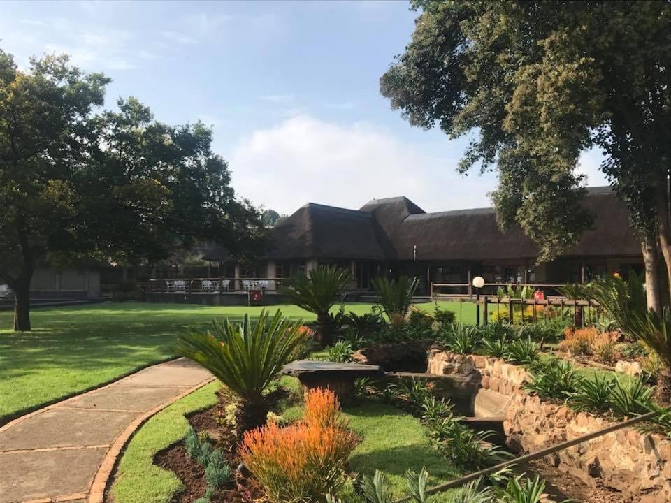 Nkanga Lodge Accommodation & Venue Кемптън Парк Екстериор снимка